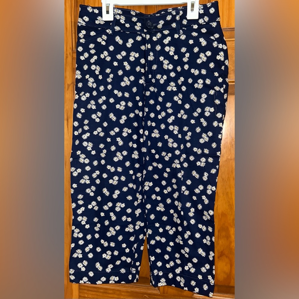 St. John's Bay Navy Floral Capris